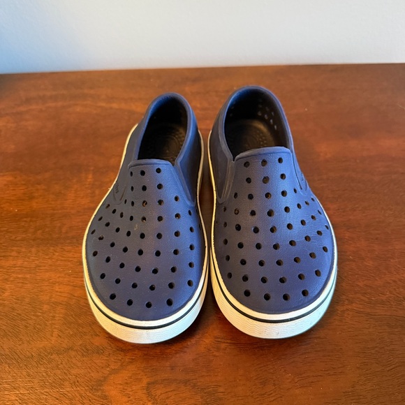 Native Jefferson Kids Shoes – Navy – Size 11 - Picture 3 of 5